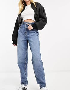 Relaxed Mom jeans in mid-blue